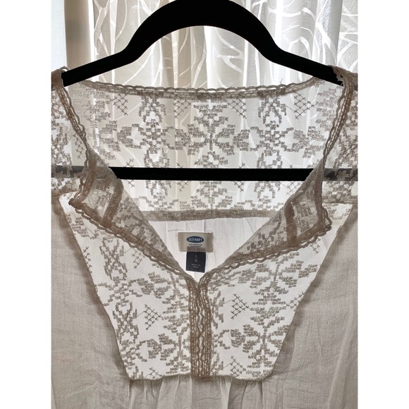 White, long sleeve top. - Picture 3 of 4